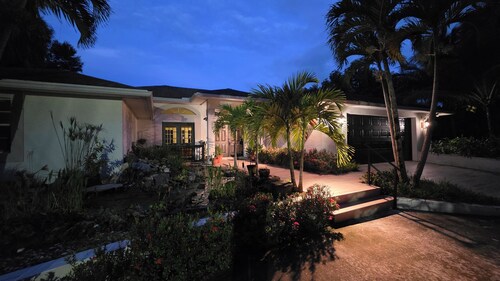 Huge Playroom, Jacuzzi, Fire Pit, Pool & Tiki Hut