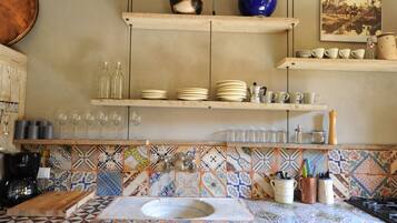 KĂŒhlschrank, Mikrowelle, Herdplatte, GeschirrspĂŒler