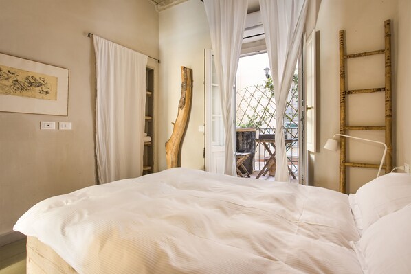 2 habitaciones, tabla de planchar con plancha y cuna de viaje 