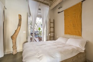 2 habitaciones, tabla de planchar con plancha y cuna de viaje 