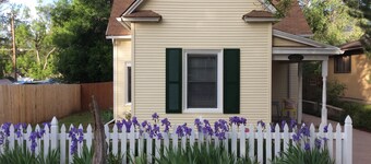 Easy Walk to Shops, Restaurants and parks. Pet Friendly with fenced backyard. 