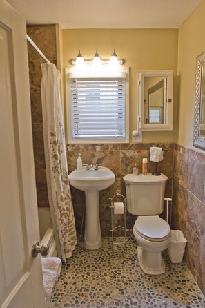 Combined shower/tub, jetted tub, hair dryer, towels