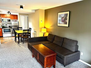 TV, fireplace, DVD player - 1 Bedroom Townhouse - Private Hot Tub, Outdoor Heated Pool, Free WiFi & Parking (Whistler)