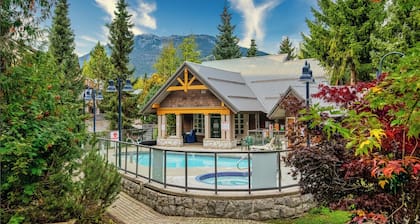 1 Bedroom Townhouse - Private Hot Tub, Outdoor Heated Pool, Free WiFi & Parking