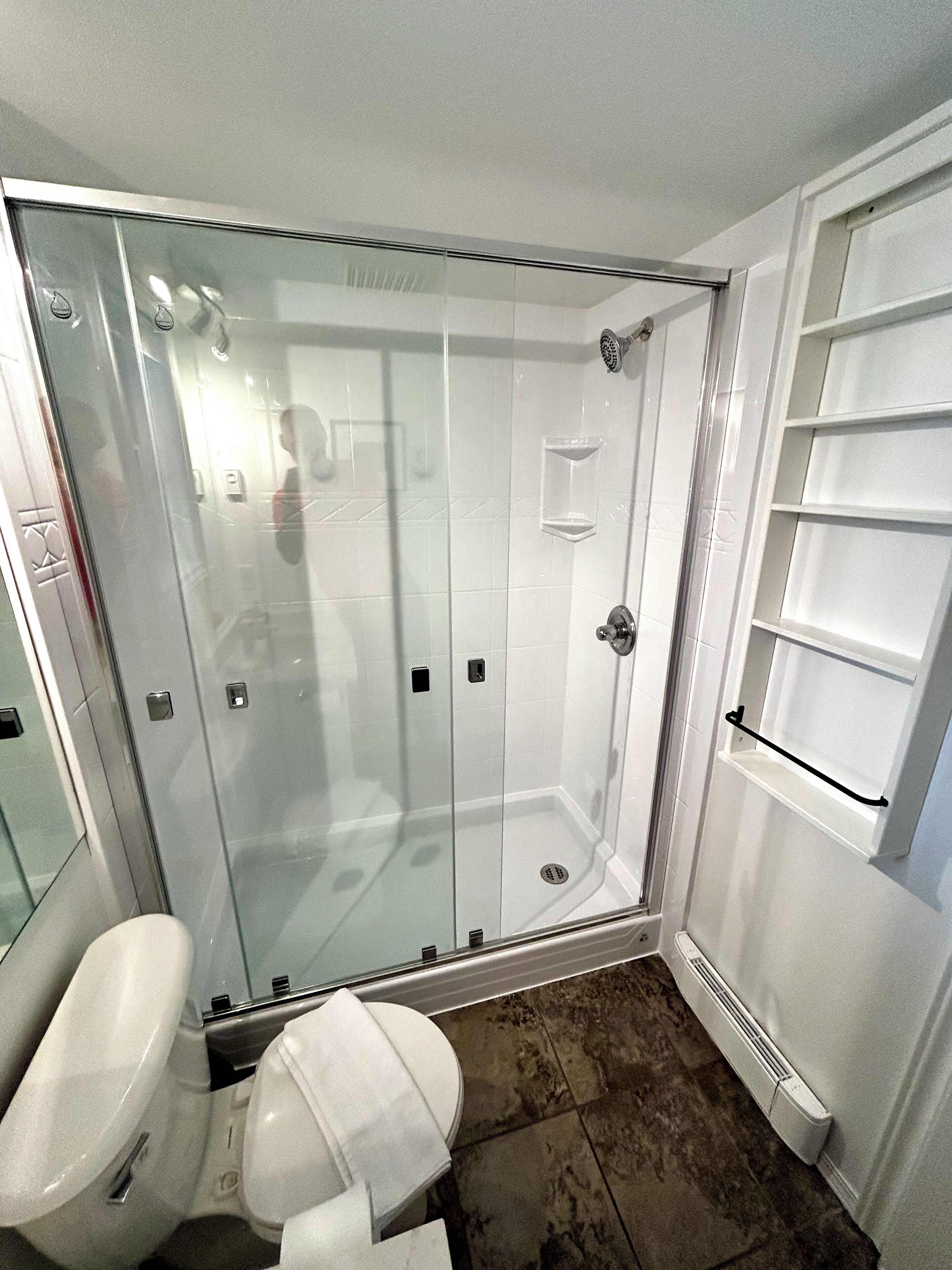 Badewanne, Haartrockner, Handtücher, Seife