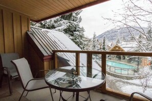Property grounds - 1 Bedroom Townhouse - Private Hot Tub, Outdoor Heated Pool, Free WiFi & Parking (Whistler)