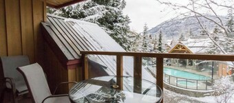 1 Bedroom Townhouse - Private Hot Tub, Outdoor Heated Pool, Free WiFi & Parking