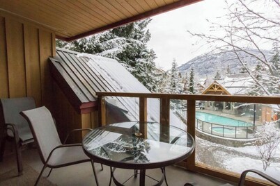 1 Bedroom Townhouse - Private Hot Tub, Outdoor Heated Pool, Free WiFi & Parking