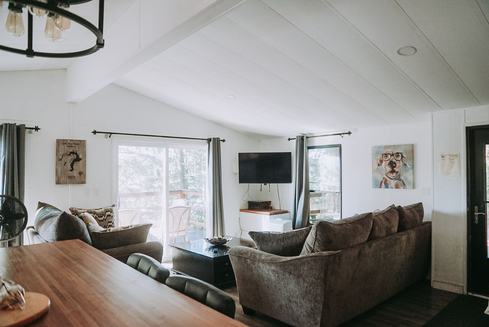 TV connectée, cheminée, livres