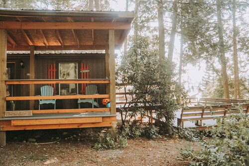 This Pet-Friendly, Cedar Forest Retreat with lake view of Murphy Bay 1000MB WIFI