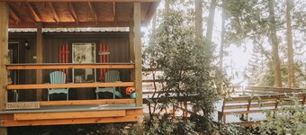 This Pet-Friendly, Cedar Forest Retreat with lake view of Murphy Bay 1000MB WIFI
