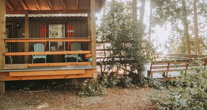 This Pet-Friendly, Cedar Forest Retreat with lake view of Murphy Bay 1000MB WIFI