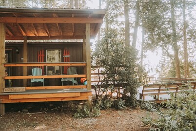 This Pet-Friendly, Cedar Forest Retreat with lake view of Murphy Bay 1000MB WIFI