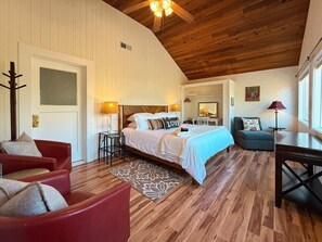 2 soverom, skrivebord, strykejern/-brett og reiseseng for barn