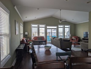 Living area - Dolphin Cove-Boat dock, beach access, pool/hot tub- Off-Season Monthly Rental! (Surf City)