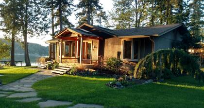 Westcott Bay Waterfront pet friendly home. just minutes from Roche Harbor. 