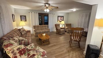 Smart TV, fireplace, Netflix, Hulu