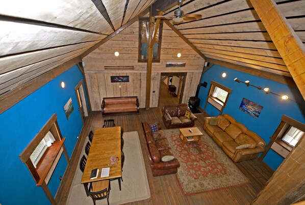 Fernseher, Kamin, Bücher, Videothek