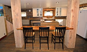 Dining - The Combat Fisherman. Entire house. One block to the Beaverhead. Walk to bars/fo (Twin Bridges)