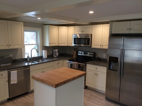 Meredith Bay - Brand New 2nd and 3rd floor Apartment in Private Home