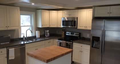 Meredith Bay - Brand New 2nd and 3rd floor Apartment in Private Home