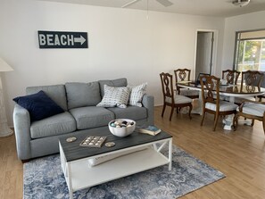 TV connectée, lecteur de DVD, livres, vidéothèque