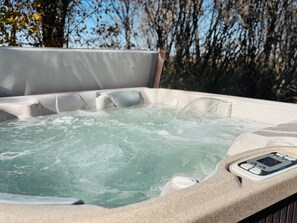 Banyera d'hidromassatge a l'aire lliure