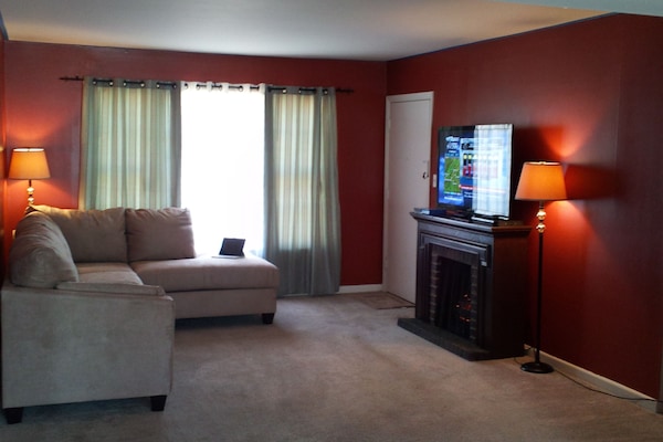 Cozy Living with Fireplace, 50+ TV, Internet, Ipod charger, & Blueray/DVD player