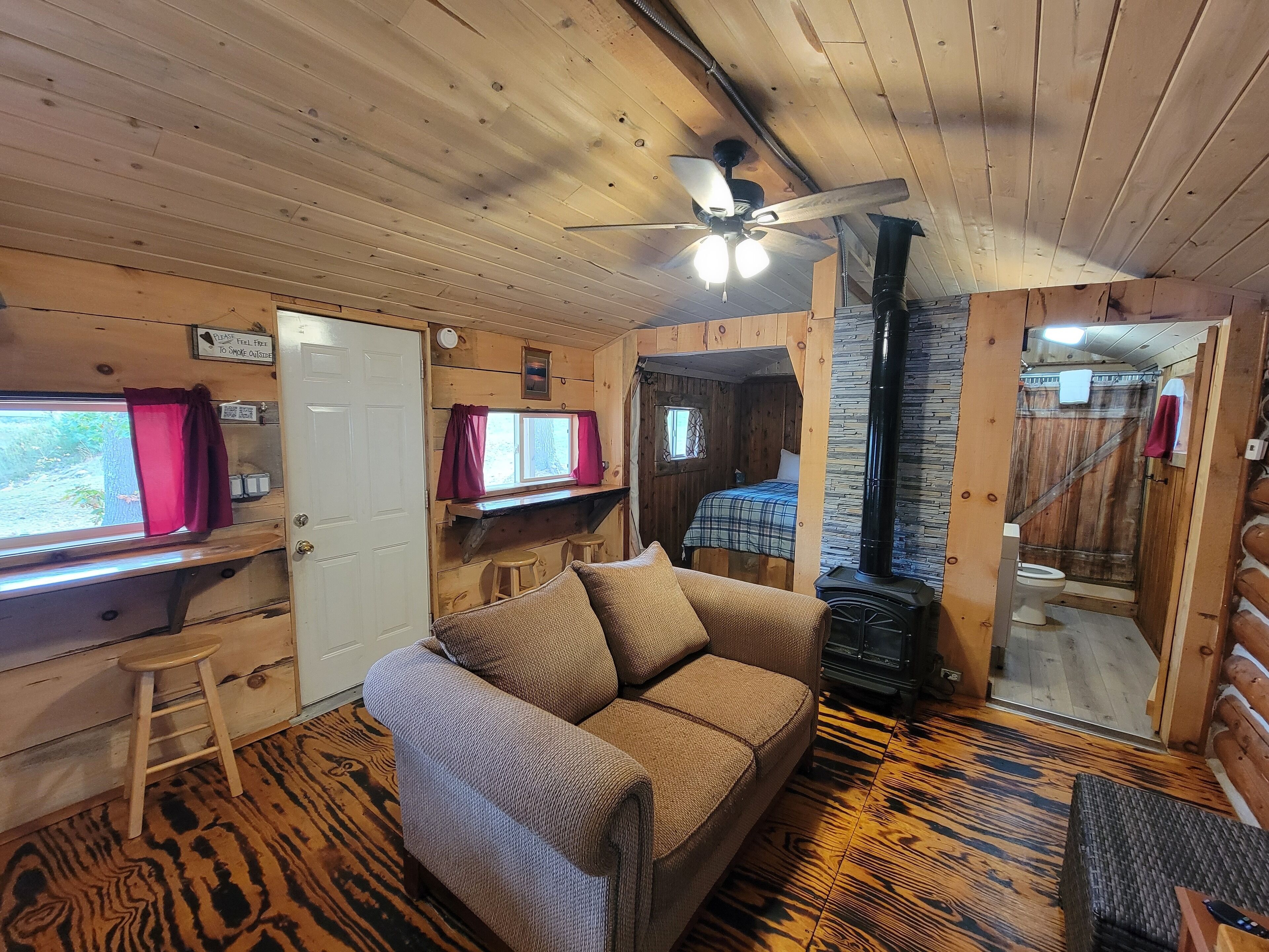 Télévision, cheminée, services de streaming