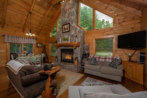 Älytelevisio, takka, DVD-soitin, pöytäjalkapallopöytä