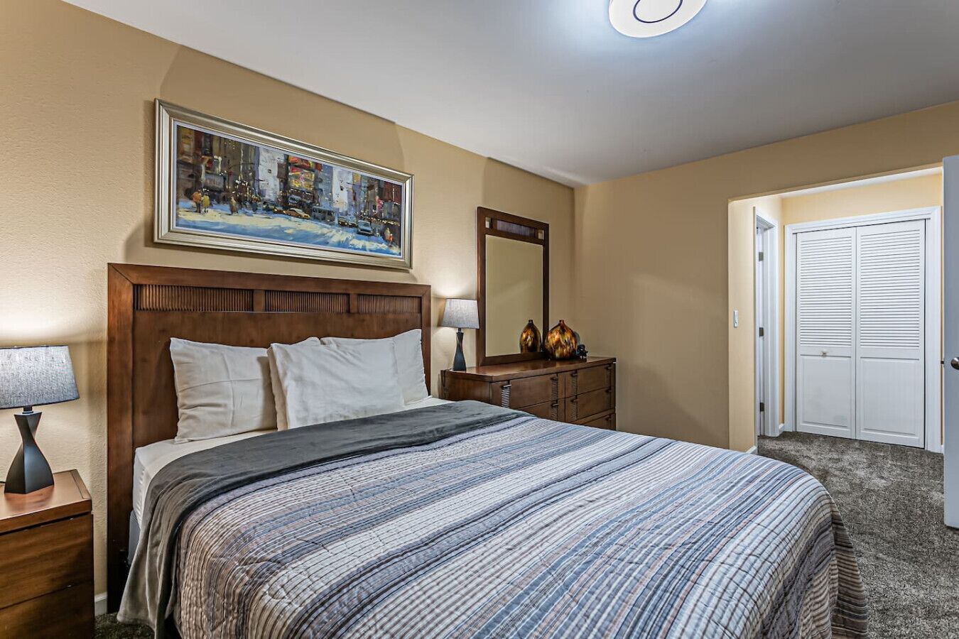 2 habitaciones, escritorio, tabla de planchar con plancha y wifi gratis 