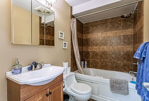 Een haardroger, handdoeken