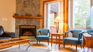 Smart TV, fireplace - Ski In. 10 Minute Walk to the Lifts. Hot Tub (Fernie)