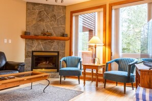 Smart TV, fireplace - Ski In. 10 Minute Walk to the Lifts. Hot Tub (Fernie)