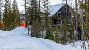 Exterior - Ski In. 10 Minute Walk to the Lifts. Hot Tub (Fernie)