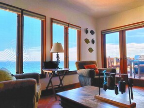 Smart TV, Netflix, DVD player, streaming services