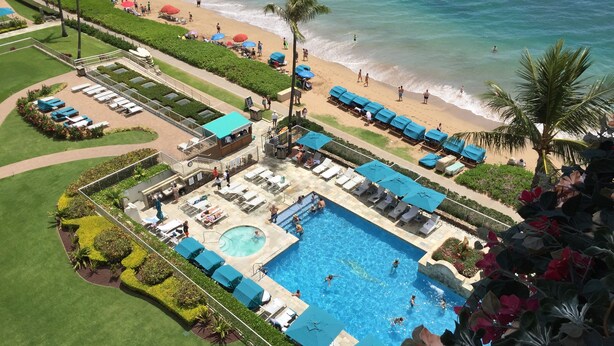 Un complexe hôtelier doté d’une piscine, d’une plage et d’espaces de détente.