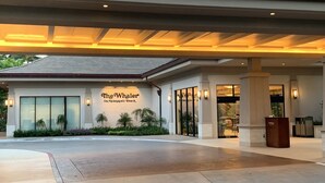 L’extérieur de l’hôtel The Whaler, situé sur la plage de Ka’anapali, se distingue par sa façade moderne, ses grandes fenêtres et son entrée accueillante.