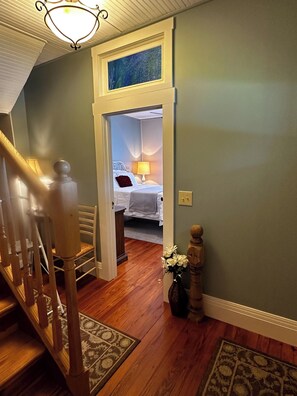 4 chambres, bureau, fer et planche à repasser, lit parapluie