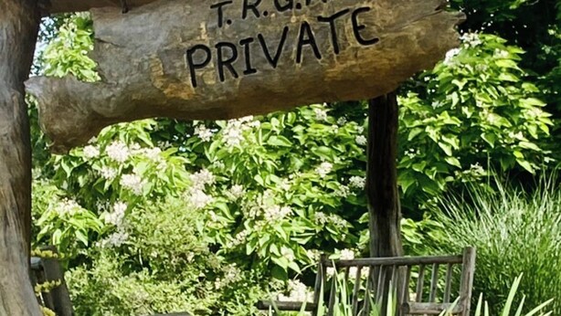 Una struttura in legno con la scritta "T.R.G.H. PRIVATE" su un cartello.