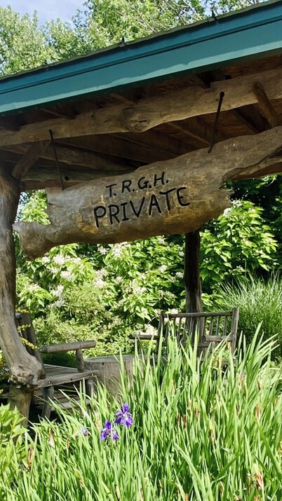 4 bedroom Waterfront Mountain River Home in Arden, West Virginia. Sleeps 10.