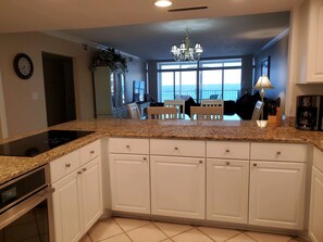 ثلاجة، ميكروويف، فرن، موقد طهي مسطح