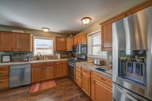 Fridge, microwave, oven, stovetop - Bridger Mountain Bliss, Hot Tub on 20 acres & 360° mountain views in Bozeman!  (Bozeman)