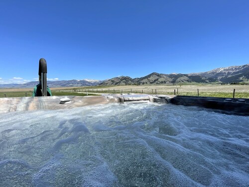 Bridger Mountain Bliss, Hot Tub on 20 acres & 360° mountain views in Bozeman!