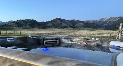 Bridger Mountain Bliss, Hot Tub on 20 acres & 360° mountain views in Bozeman!