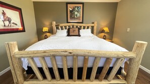 3 habitaciones, escritorio y tabla de planchar con plancha 