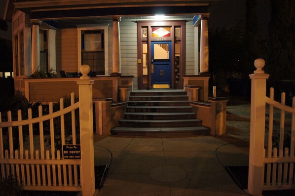 Exterior - Victorian Unit w/DT Views. Loft, Minutes. to Zoo, Beach, Balboa Park, Airport (San Diego)