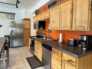 Kjøleskap, mikrobølgeovn, ovn og kokeplater