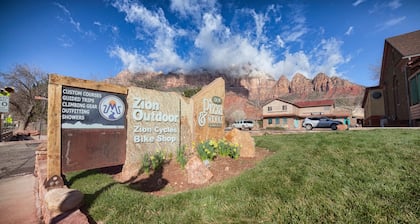 Super Clean, Spacious 2 bdrm, right downtown! Sleeps 4-6. Shuttle stop#5