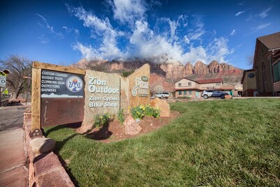 AVAIL. tonight! Clean and Spacious, in the heart of Springdale! Shuttle stop#5